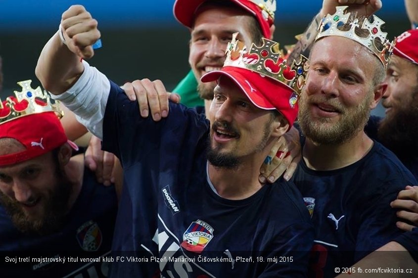 Svoj tretí majstrovský titul venoval klub FC Viktoria Plzeň Mariánovi Čišovskému. Plzeň, 18. máj 2015