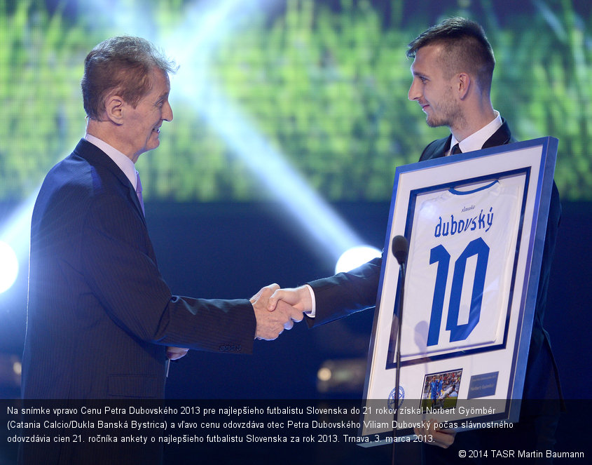 Na snímke vpravo Cenu Petra Dubovského 2013 pre najlepšieho futbalistu Slovenska do 21 rokov získal Norbert Gyömbér (Catania Calcio/Dukla Banská Bystrica) a vľavo cenu odovzdáva otec Petra Dubovského Viliam Dubovský počas slávnostného odovzdávia cien 21. ročníka ankety o najlepšieho futbalistu Slovenska za rok 2013. Trnava, 3. marca 2013.