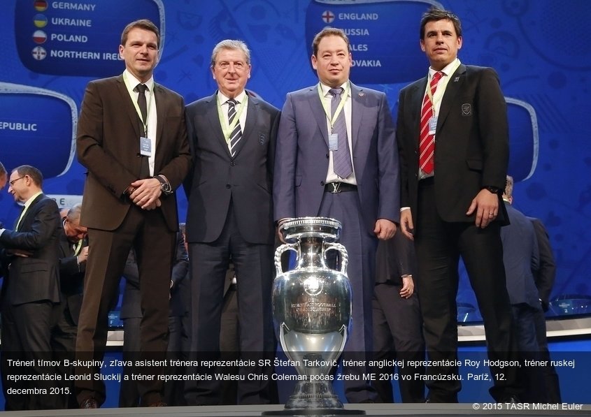 Tréneri tímov B-skupiny, zľava asistent trénera reprezentácie SR Štefan Tarkovič, tréner anglickej reprezentácie Roy Hodgson, tréner ruskej reprezentácie Leonid Sluckij a tréner reprezentácie Walesu Chris Coleman počas žrebu ME 2016 vo Francúzsku. Paríž, 12. decembra 2015.