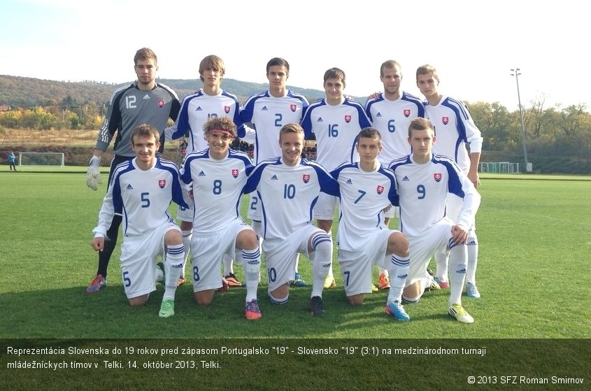 Reprezentácia Slovenska do 19 rokov pred zápasom Portugalsko "19" - Slovensko "19" (3:1) na medzinárodnom turnaji mládežníckych tímov v  Telki. 14. október 2013, Telki.