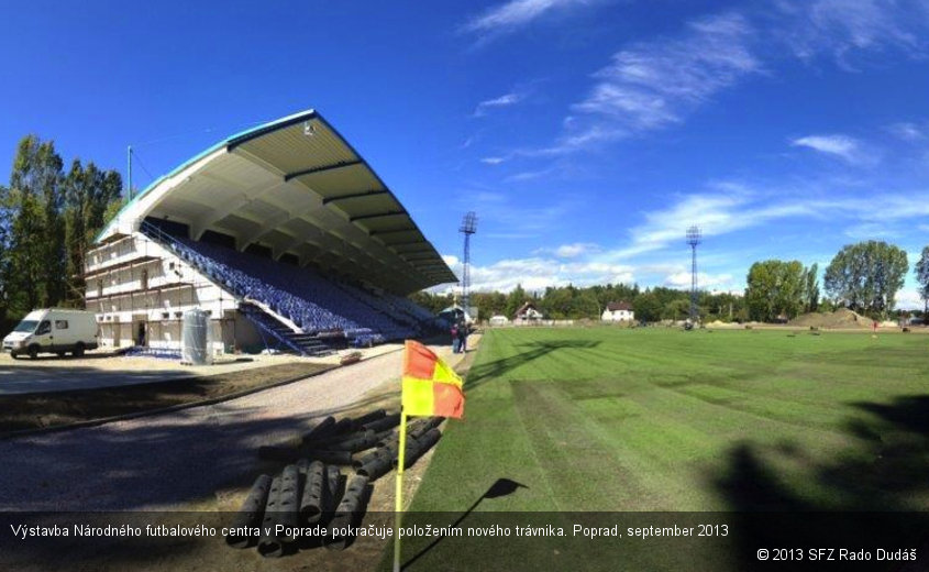 Výstavba Národného futbalového centra v Poprade pokračuje položením nového trávnika. Poprad, september 2013