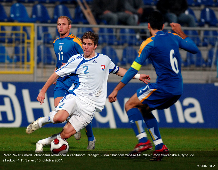 Peter Pekarík medzi obrancami Avraanom a kapitánom Panagim v kvalifikačnom zápase ME 2009 tímov Slovenska a Cypru do 21 rokov (4:1). Senec, 16. októbra 2007.