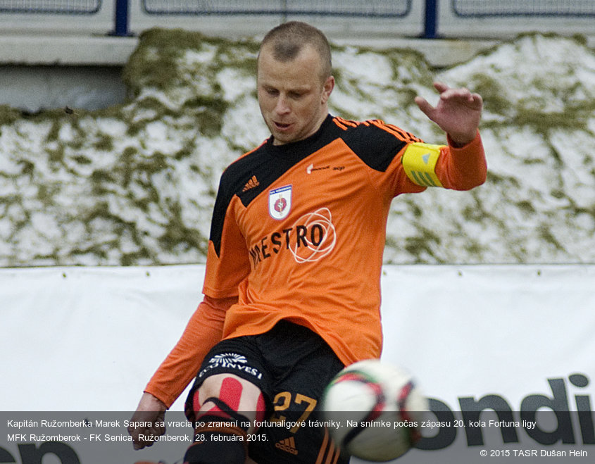 Kapitán Ružomberka Marek Sapara sa vracia po zranení na fortunaligové trávniky. Na snímke počas zápasu 20. kola Fortuna ligy MFK Ružomberok - FK Senica. Ružomberok, 28. februára 2015.