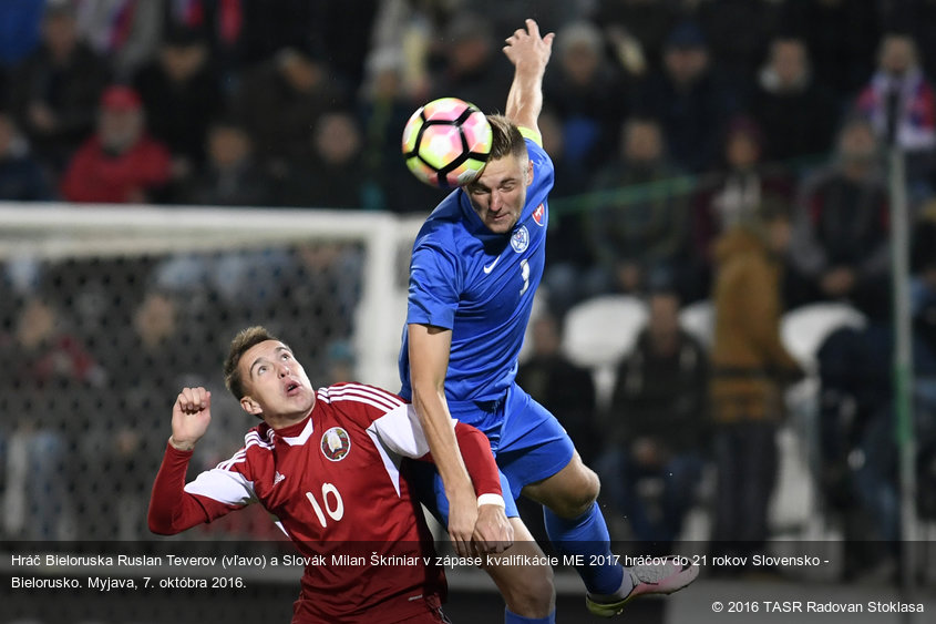 Hráč Bieloruska Ruslan Teverov (vľavo) a Slovák Milan Škriniar v zápase kvalifikácie ME 2017 hráčov do 21 rokov Slovensko - Bielorusko. Myjava, 7. októbra 2016.