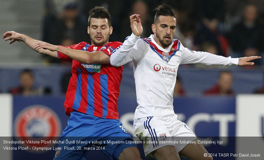 Stredopoliar Viktorie Plzeň Michal Ďuriš (vľavo) v súboji s Miguelom Lopesom v odvete osemfinále futbalovej Európskej ligy Viktoria Plzeň - Olympique Lyon. Plzeň, 20. marca 2014.