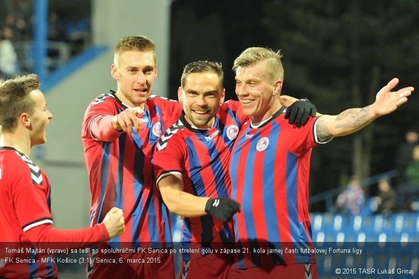 Tomáš Majtán (vpravo) sa teší so spoluhráčmi FK Senica po strelení gólu v zápase 21. kola jarnej časti futbalovej Fortuna ligy FK Senica - MFK Košice (3:1). Senica, 6. marca 2015.