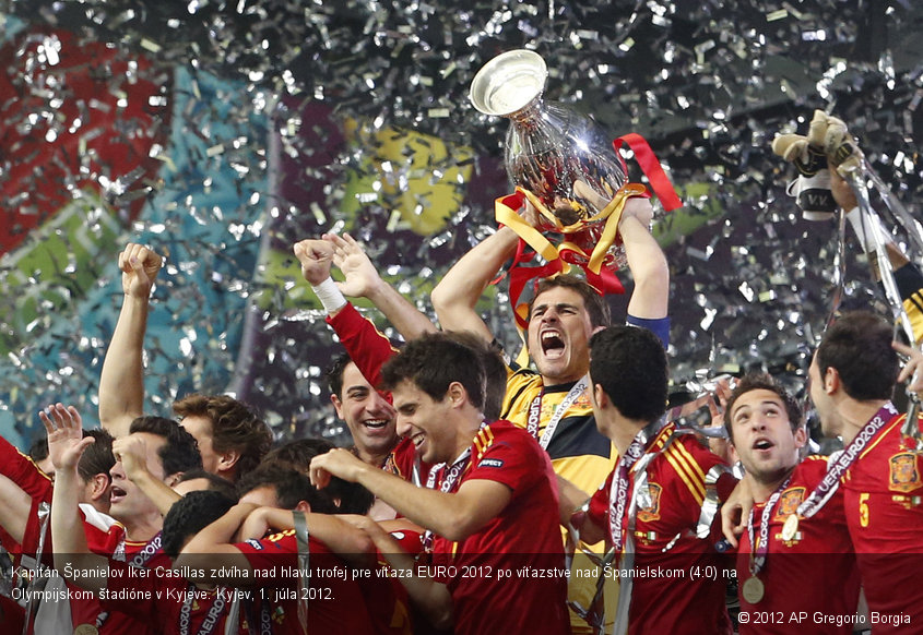 Kapitán Španielov Iker Casillas zdvíha nad hlavu trofej pre víťaza EURO 2012 po víťazstve nad Španielskom (4:0) na Olympijskom štadióne v Kyjeve. Kyjev, 1. júla 2012.