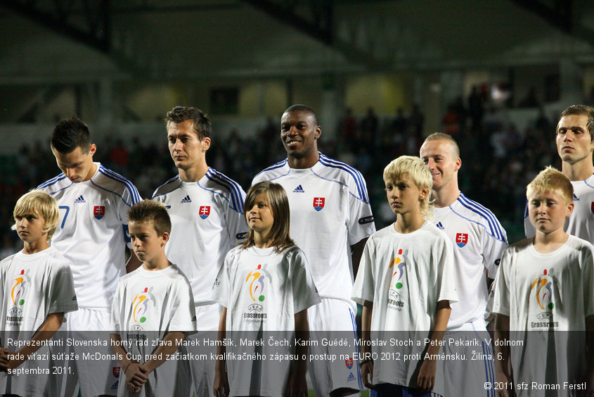 Reprezentanti Slovenska horný rad zľava Marek Hamšík, Marek Čech, Karim Guédé, Miroslav Stoch a Peter Pekarík. V dolnom rade víťazi súťaže McDonals Cup pred začiatkom kvalifikačného zápasu o postup na EURO 2012 proti Arménsku. Žilina, 6. septembra 2011.