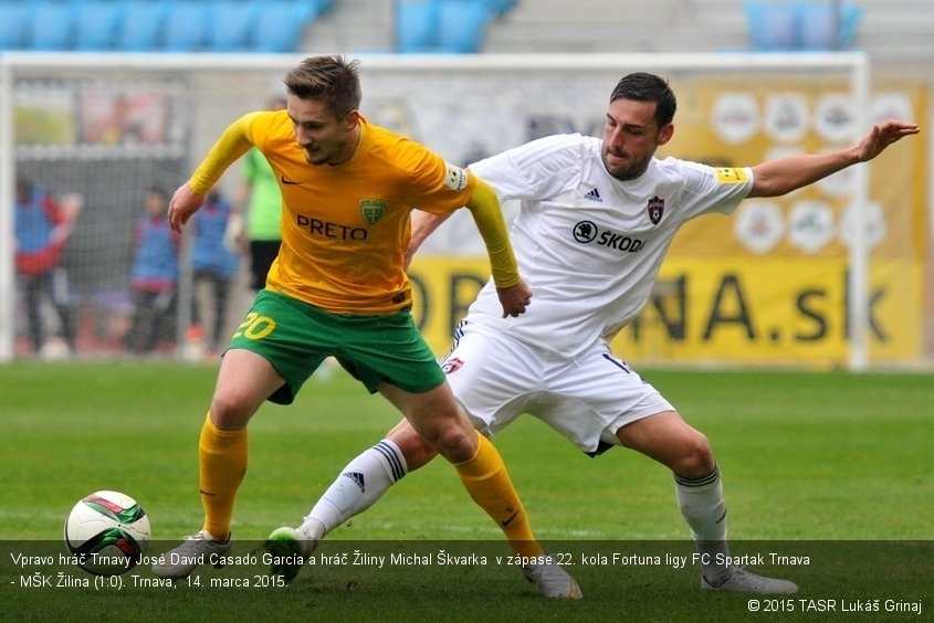 Vpravo hráč Trnavy José David Casado García a hráč Žiliny Michal Škvarka  v zápase 22. kola Fortuna ligy FC Spartak Trnava - MŠK Žilina (1:0). Trnava,  14. marca 2015.