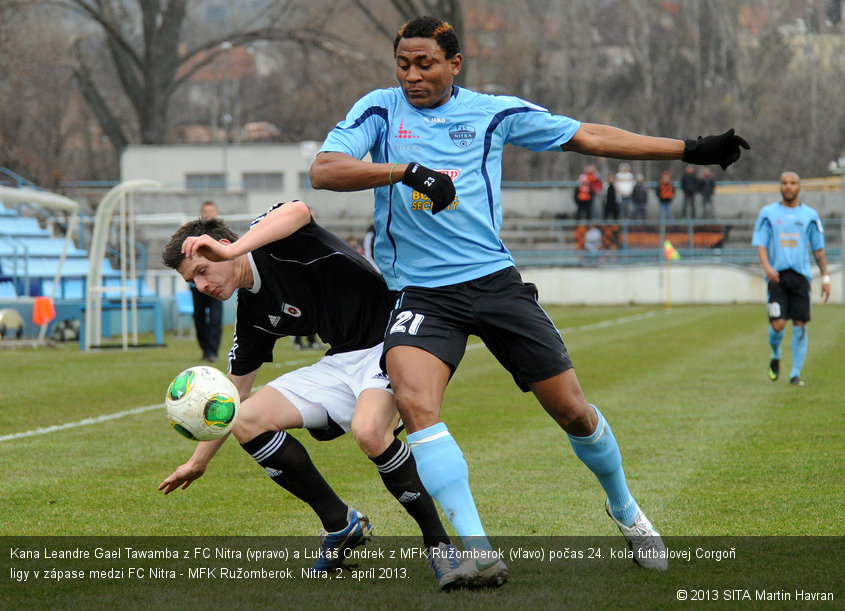 Kana Leandre Gael Tawamba z FC Nitra (vpravo) a Lukáš Ondrek z MFK Ružomberok (vľavo) počas 24. kola futbalovej Corgoň ligy v zápase medzi FC Nitra - MFK Ružomberok. Nitra, 2. apríl 2013.