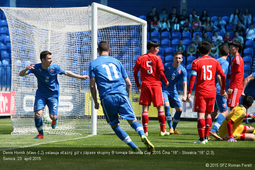 Denis Horník (vľavo č.2) oslavuje víťazný gól v zápase skupiny B turnaja Slovakia Cup 2015 Čína "18" - Slovakia "18" (2:3). Senica, 23. apríl 2015.