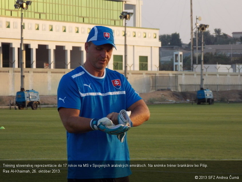 Tréning slovenskej reprezentácie do 17 rokov na MS v Spojených arabských emirátoch. Na snímke tréner brankárov Ivo Pilip. Ras Al-Khaimah, 26. október 2013.