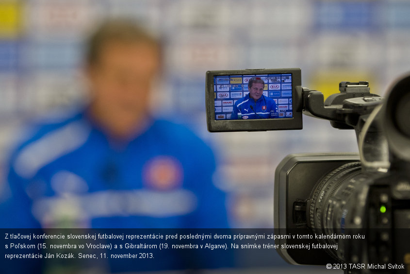 Z tlačovej konferencie slovenskej futbalovej reprezentácie pred poslednými dvoma prípravnými zápasmi v tomto kalendárnom roku s Poľskom (15. novembra vo Vroclave) a s Gibraltárom (19. novembra v Algarve). Na snímke tréner slovenskej futbalovej reprezentácie Ján Kozák. Senec, 11. november 2013.