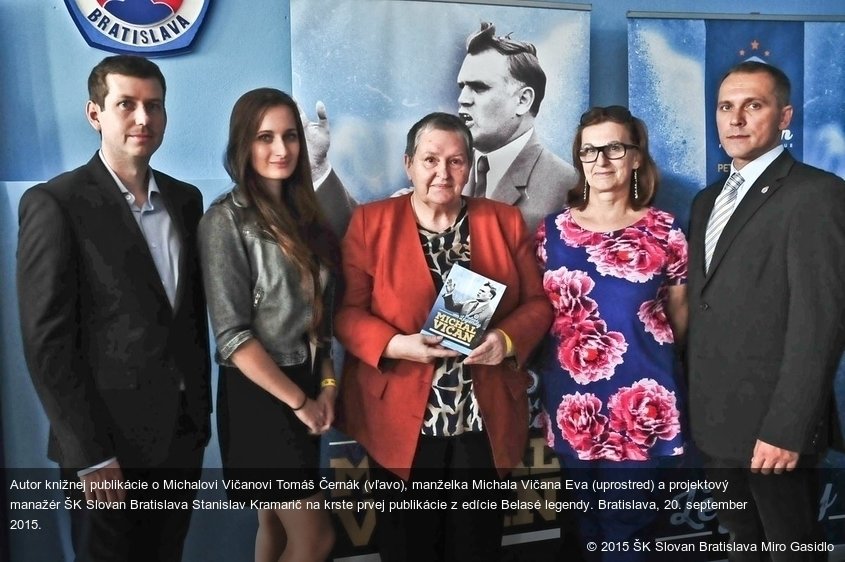 Autor knižnej publikácie o Michalovi Vičanovi Tomáš Černák (vľavo), manželka Michala Vičana Eva (uprostred) a projektový manažér ŠK Slovan Bratislava Stanislav Kramarič na krste prvej publikácie z edície Belasé legendy. Bratislava, 20. september 2015.