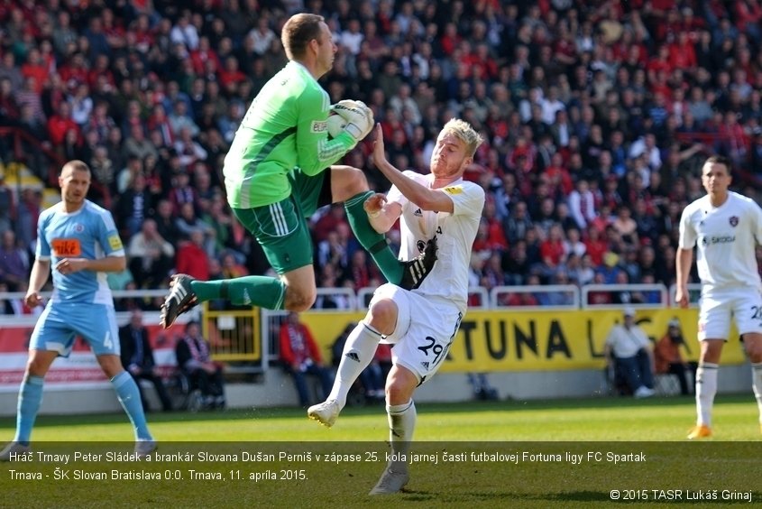 Hráč Trnavy Peter Sládek a brankár Slovana Dušan Perniš v zápase 25. kola jarnej časti futbalovej Fortuna ligy FC Spartak Trnava - ŠK Slovan Bratislava 0:0. Trnava, 11. apríla 2015.