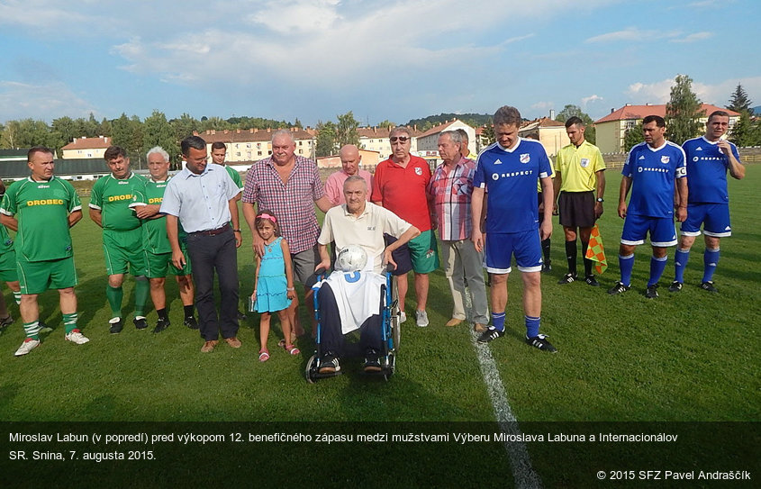 Miroslav Labun (v popredí) pred výkopom 12. benefičného zápasu medzi mužstvami Výberu Miroslava Labuna a Internacionálov SR. Snina, 7. augusta 2015.