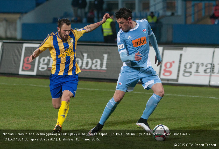 Nicolas Gorosito zo Slovana (vpravo) a Erik Ujlaky (DAC) počas zápasu 22. kola Fortuna Ligy 2014/15 ŠK Slovan Bratislava  - FC DAC 1904 Dunajská Streda (0:1). Bratislava, 15. marec 2015.