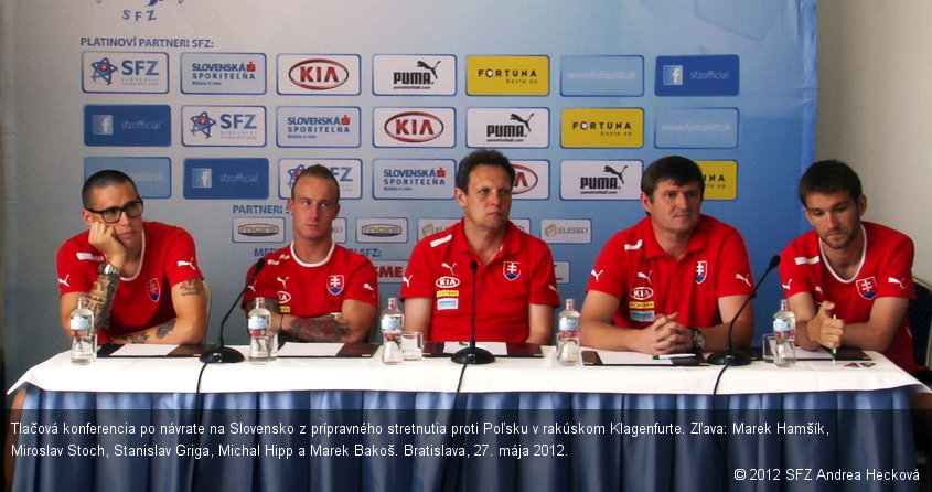 Tlačová konferencia po návrate na Slovensko z prípravného stretnutia proti Poľsku v rakúskom Klagenfurte. Zľava: Marek Hamšík, Miroslav Stoch, Stanislav Griga, Michal Hipp a Marek Bakoš. Bratislava, 27. mája 2012.