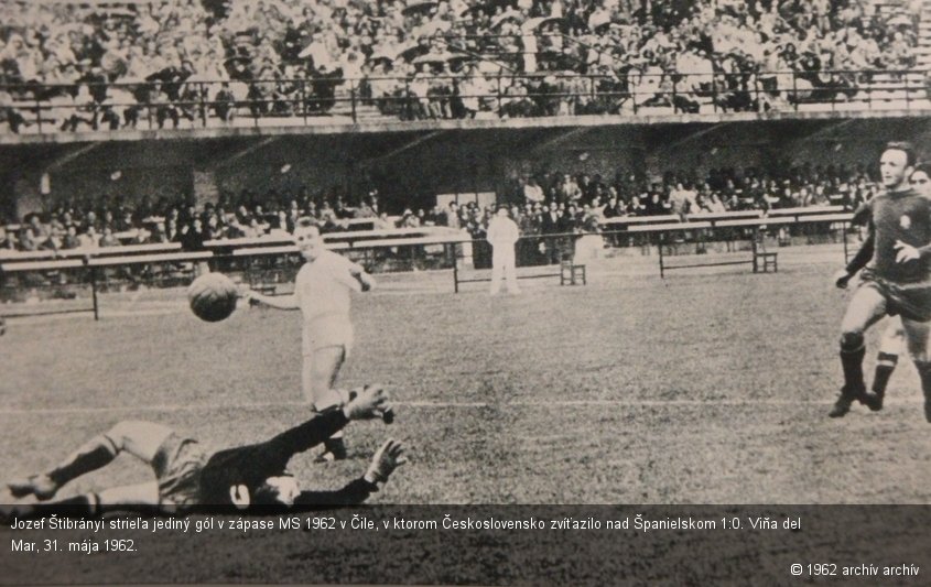 Jozef Štibrányi strieľa jediný gól v zápase MS 1962 v Čile, v ktorom Československo zvíťazilo nad Španielskom 1:0. Viňa del Mar, 31. mája 1962.