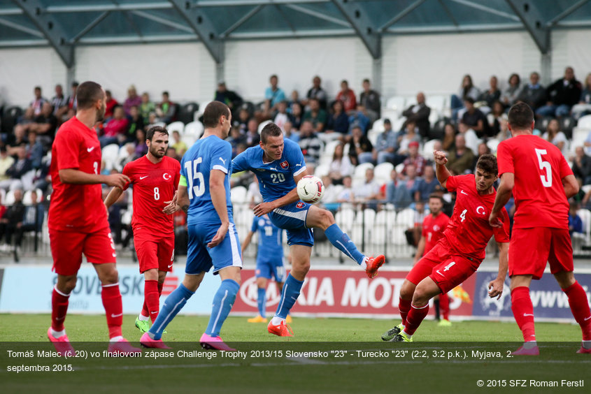 Tomáš Malec (č.20) vo finálovom zápase Challenge Trophy 2013/15 Slovensko "23" - Turecko "23" (2:2, 3:2 p.k.). Myjava, 2. septembra 2015.