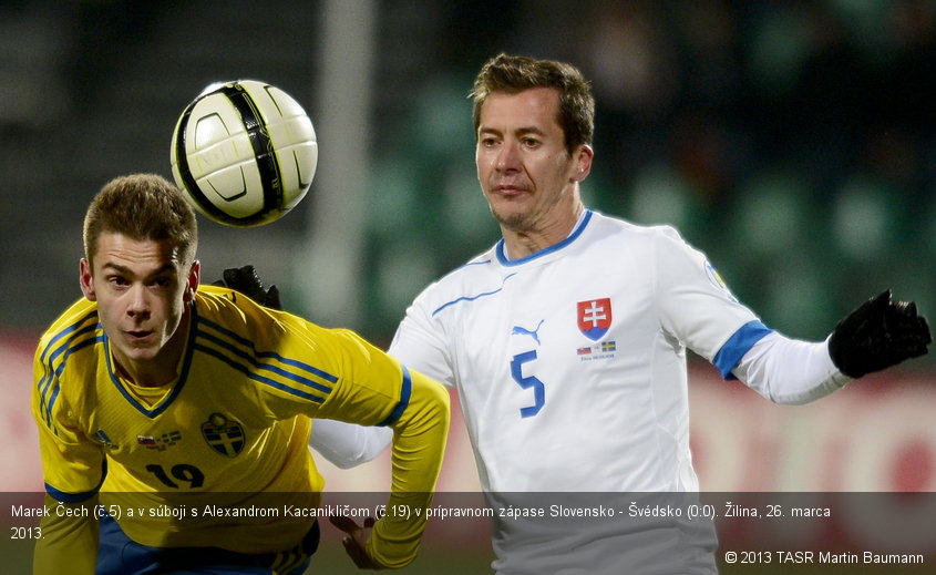 Marek Čech (č.5) a v súboji s Alexandrom Kacanikličom (č.19) v prípravnom zápase Slovensko - Švédsko (0:0). Žilina, 26. marca 2013.