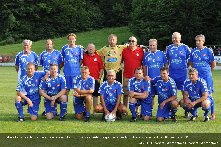 Zostava futbalových internacionálov na exhibičnom zápase proti hokejovým legendám. Trenčianske Teplice, 10. augusta 2012.