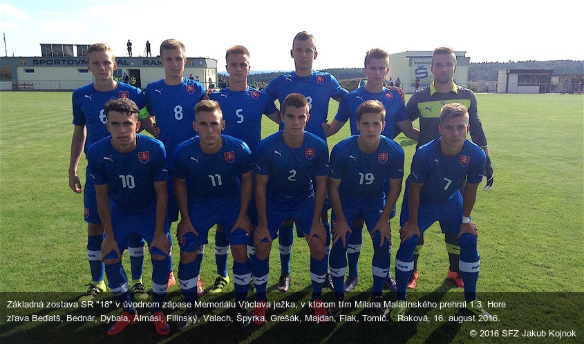 Základná zostava SR "18" v úvodnom zápase Memoriálu Václava ježka, v ktorom tím Milana Malatinského prehral 1:3. Hore zľava Beďatš, Bednár, Dybala, Almási, Filinský, Valach, Špyrka, Grešák, Majdan, Flak, Tomič.   Raková, 16. august 2016.