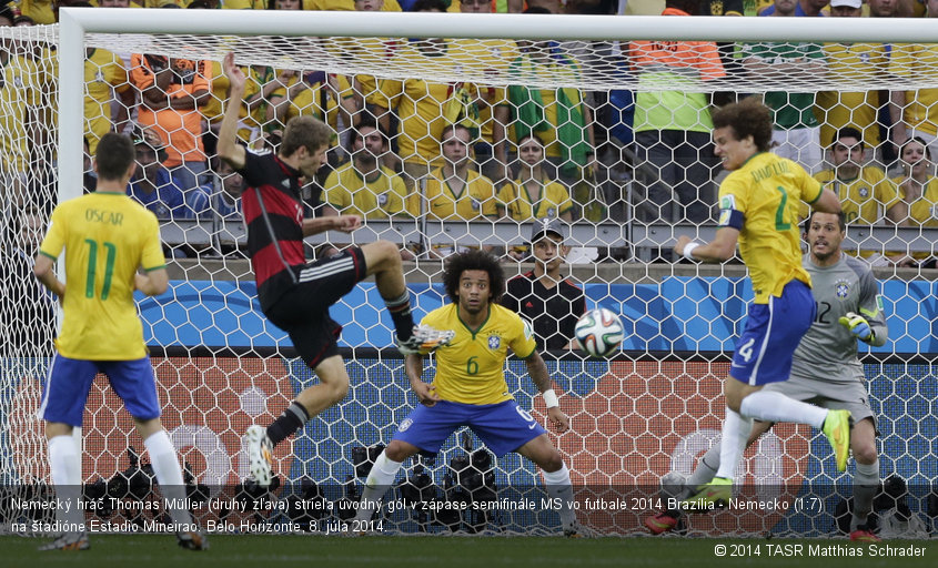 Nemecký hráč Thomas Müller (druhý zľava) strieľa úvodný gól v zápase semifinále MS vo futbale 2014 Brazília - Nemecko (1:7) na štadióne Estadio Mineirao. Belo Horizonte, 8. júla 2014.