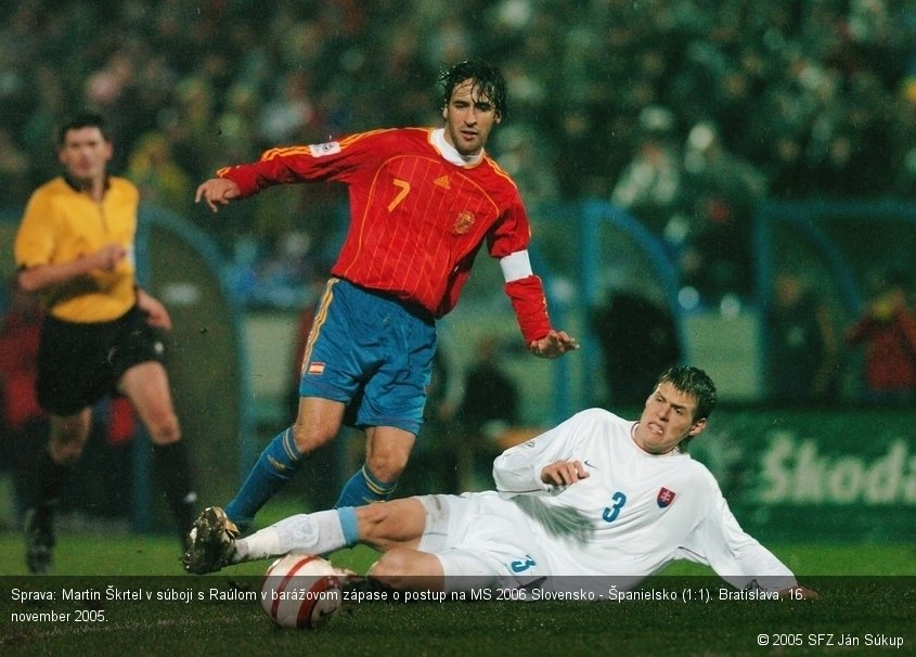 Sprava: Martin Škrtel v súboji s Raúlom v barážovom zápase o postup na MS 2006 Slovensko - Španielsko (1:1). Bratislava, 16. november 2005.