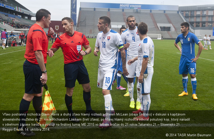 Vľavo postranný rozhodca Gavin Harris a druhý zľava hlavný rozhodca Steven McLean (obaja Škótsko) v diskusii s kapitánom slovenského mužstva do 21 rokov Richardom Lásikom (tretí zľava), po ktorej hlavný rozhodca odvolal pokutový kop, ktorý nariadil v odvetnom zápase baráže o postup na finálový turnaj ME 2015 vo futbale hráčov do 21 rokov Taliansko 21 – Slovensko 21. Reggio Emilia, 14. októbra 2014.