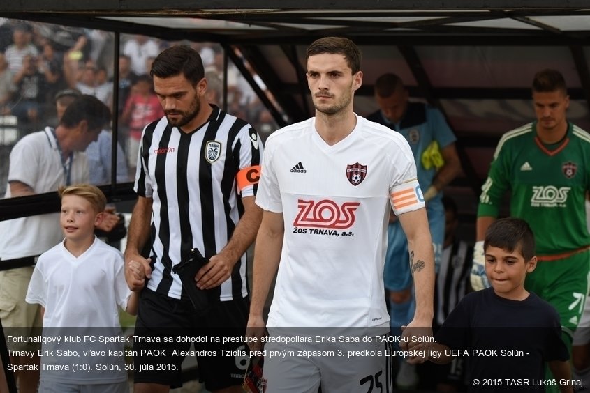 Fortunaligový klub FC Spartak Trnava sa dohodol na prestupe stredopoliara Erika Saba do PAOK-u Solún.
Na snímke vpravo kapitán Trnavy Erik Sabo, vľavo kapitán PAOK  Alexandros Tziolis pred prvým zápasom 3. predkola Európskej ligy UEFA PAOK Solún - Spartak Trnava (1:0). Solún, 30. júla 2015.