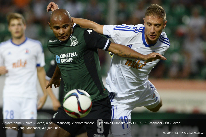 Sprava Kornel Saláta (Slovan) a Ari (Krasnodar)  v prvom zápase 3. predkola Európskej ligy UEFA FK Krasnodar - ŠK Slovan Bratislava (2:0). Krasnodar, 30. júla 2015.