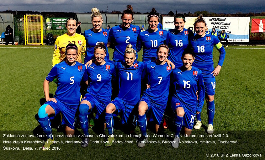 Základná zostava ženskej reprezentácie v zápase s Chorvátskom na turnaji Istria Women's Cup, v ktorom sme zvíťazili 2:0. Hore zľava Korenčiová, Fecková, Haršanyová, Ondrušová, Bartovičová, Škorvánková, Bíróová, Vojteková, Hmírová, Fischerová, Šušková.  Delja, 7. marec 2016.