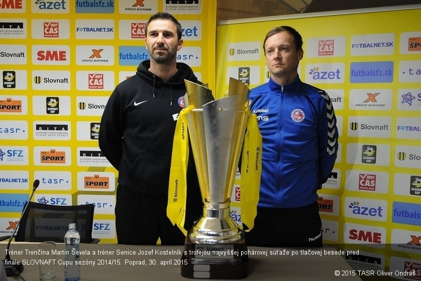 Tréner Trenčína Martin Ševela a tréner Senice Jozef Kostelník s trofejou najvyššej pohárovej súťaže po tlačovej besede pred finále SLOVNAFT Cupu sezóny 2014/15. Poprad, 30. apríl 2015