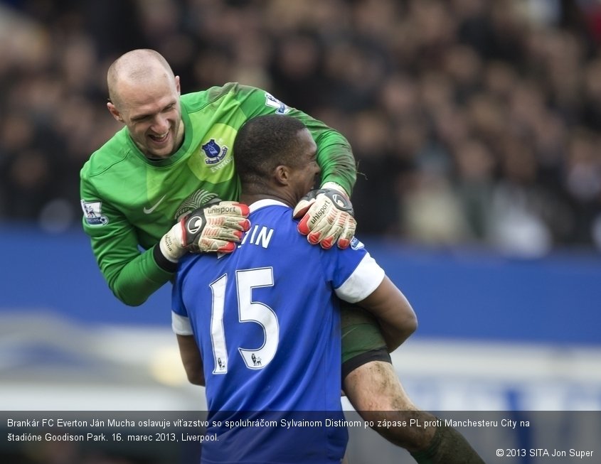 Brankár FC Everton Ján Mucha oslavuje víťazstvo so spoluhráčom Sylvainom Distinom po zápase PL proti Manchesteru City na štadióne Goodison Park. 16. marec 2013, Liverpool.