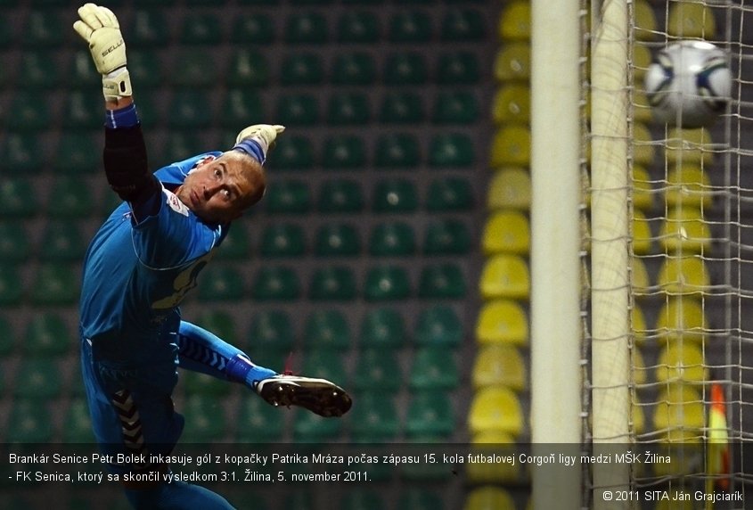 Brankár Senice Petr Bolek inkasuje gól z kopačky Patrika Mráza počas zápasu 15. kola futbalovej Corgoň ligy medzi MŠK Žilina - FK Senica, ktorý sa skončil výsledkom 3:1. Žilina, 5. november 2011.