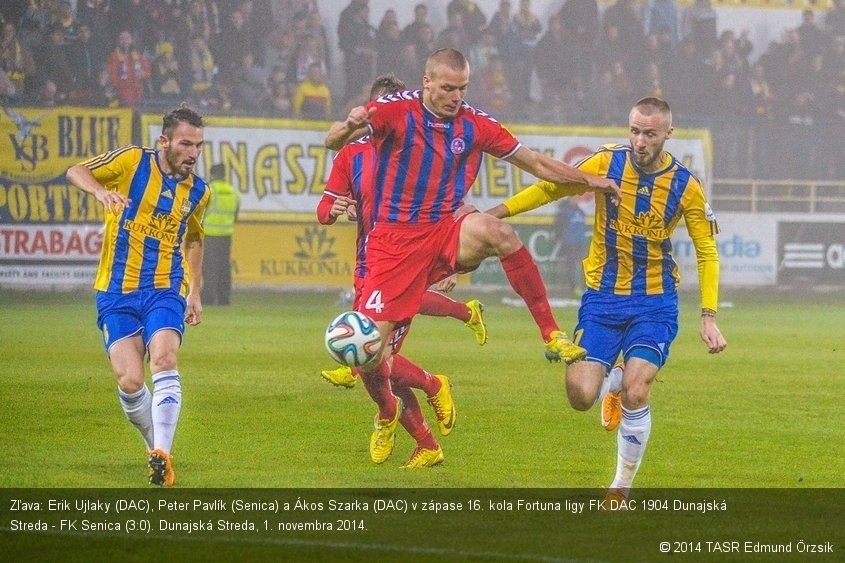 Zľava: Erik Ujlaky (DAC), Peter Pavlík (Senica) a Ákos Szarka (DAC) v zápase 16. kola Fortuna ligy FK DAC 1904 Dunajská Streda - FK Senica (3:0). Dunajská Streda, 1. novembra 2014.