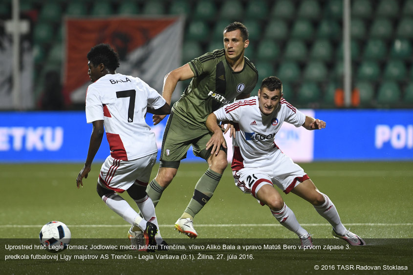 Uprostred hráč Legie Tomasz Jodlowiec medzi hráčmi Trenčína, vľavo Aliko Bala a vpravo Matúš Bero v prvom zápase 3. predkola futbalovej Ligy majstrov AS Trenčín - Legia Varšava (0:1). Žilina, 27. júla 2016.