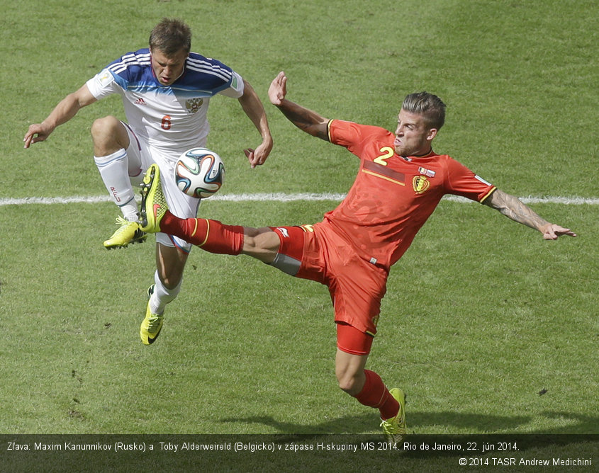 Zľava: Maxim Kanunnikov (Rusko) a  Toby Alderweireld (Belgicko) v zápase H-skupiny MS 2014. Rio de Janeiro, 22. jún 2014.