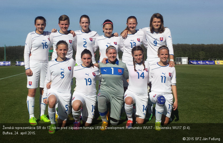 Ženská reprezentácia SR do 17 rokov pred zápasom turnaja UEFA Development Rumunsko WU17 - Slovensko WU17 (0:4). Buftea, 24. apríl 2015.