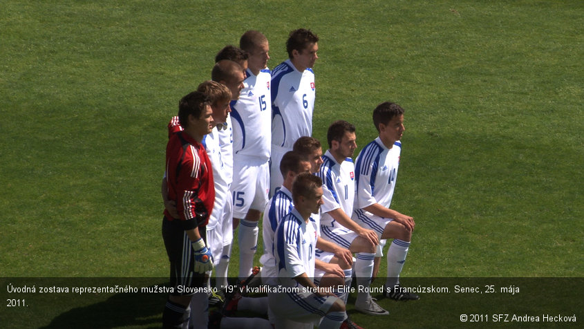 Úvodná zostava reprezentačného mužstva Slovensko "19" v kvalifikačnom stretnutí Elite Round s Francúzskom. Senec, 25. mája 2011.