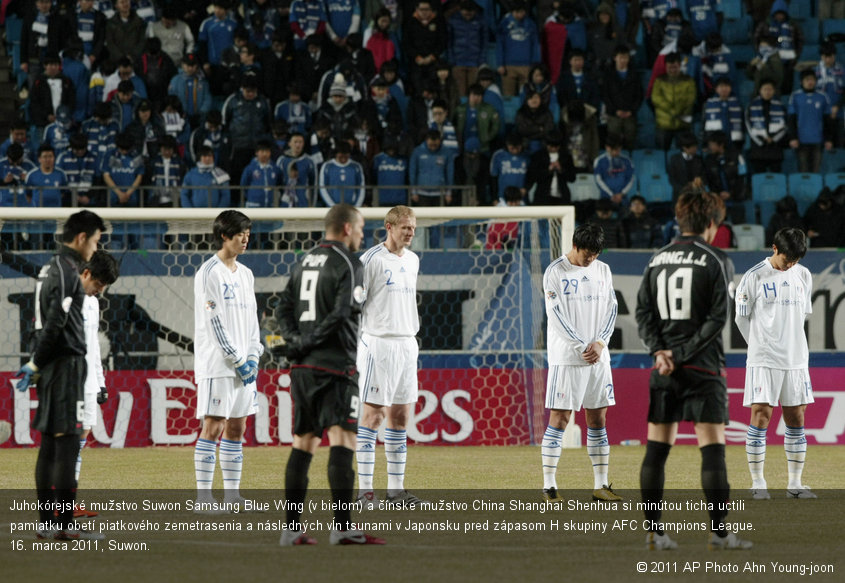 Juhokórejské mužstvo Suwon Samsung Blue Wing (v bielom) a čínske mužstvo China Shanghai Shenhua si minútou ticha uctili pamiatku obetí piatkového zemetrasenia a následných vĺn tsunami v Japonsku pred zápasom H skupiny AFC Champions League. 16. marca 2011, Suwon.