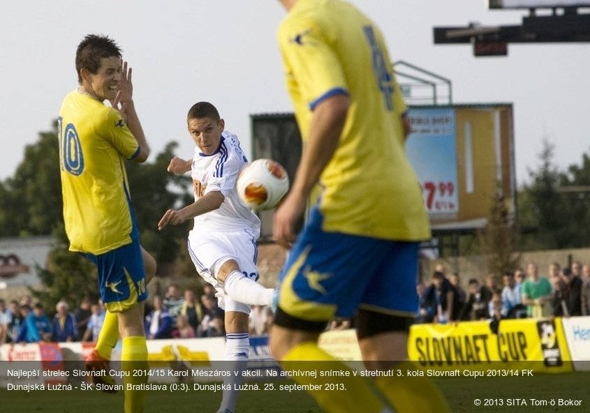 Najlepší strelec Slovnaft Cupu 2014/15 Karol Mészáros v akcii. Na archívnej snímke v stretnutí 3. kola Slovnaft Cupu 2013/14 FK Dunajská Lužná - ŠK Slovan Bratislava (0:3). Dunajská Lužná. 25. september 2013.