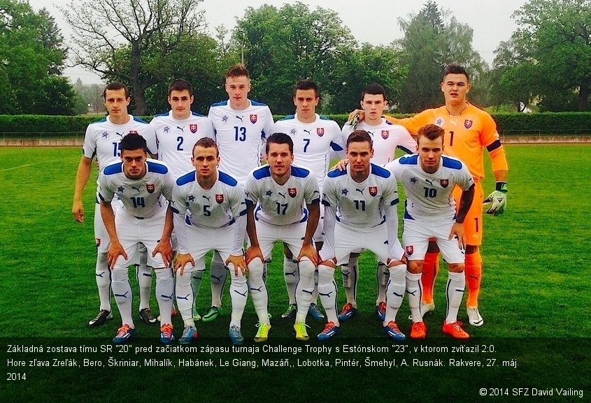 Základná zostava tímu SR "20" pred začiatkom zápasu turnaja Challenge Trophy s Estónskom "23", v ktorom zvíťazil 2:0. Hore zľava Zreľák, Bero, Škriniar, Mihalík, Habánek, Le Giang, Mazáň,, Lobotka, Pintér, Šmehyl, A. Rusnák. Rakvere, 27. máj 2014