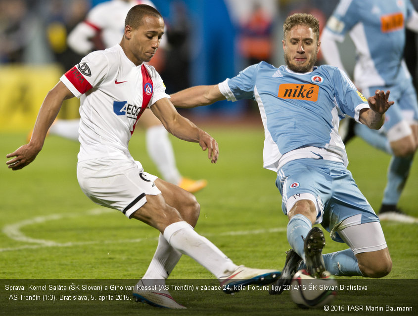 Sprava: Kornel Saláta (ŠK Slovan) a Gino van Kessel (AS Trenčín) v zápase 24. kola Fortuna ligy 2014/15 ŠK Slovan Bratislava - AS Trenčín (1:3). Bratislava, 5. apríla 2015.