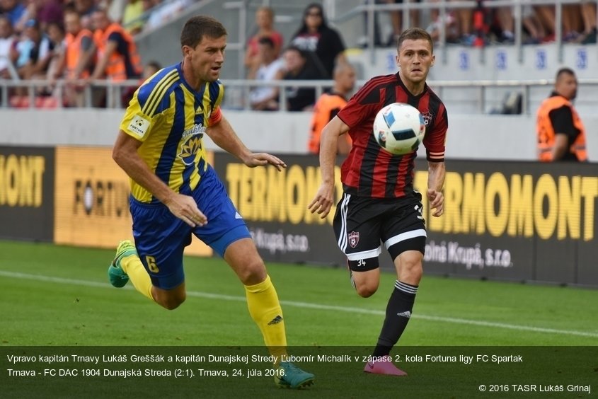 Vpravo kapitán Trnavy Lukáš Greššák a kapitán Dunajskej Stredy Ľubomír Michalík v zápase 2. kola Fortuna ligy FC Spartak Trnava - FC DAC 1904 Dunajská Streda (2:1). Trnava, 24. júla 2016.