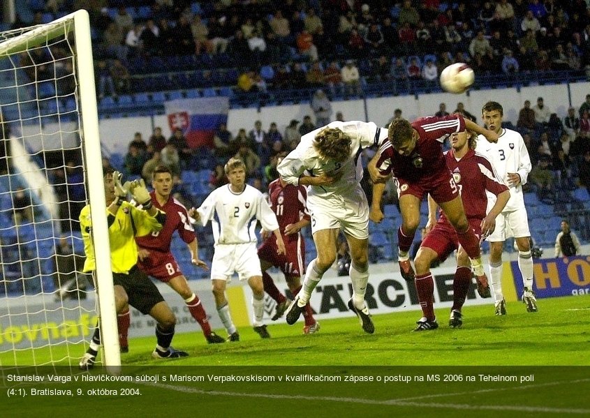 Stanislav Varga v hlavičkovom súboji s Marisom Verpakovskisom v kvalifikačnom zápase o postup na MS 2006 na Tehelnom poli (4:1). Bratislava, 9. októbra 2004.