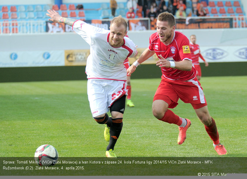 Sprava: Tomáš Mikinič (ViOn Zlaté Moravce) a Ivan Kotora v zápase 24. kola Fortuna ligy 2014/15 ViOn Zlaté Moravce - MFK Ružomberok (0:2). Zlaté Moravce, 4. apríla 2015.