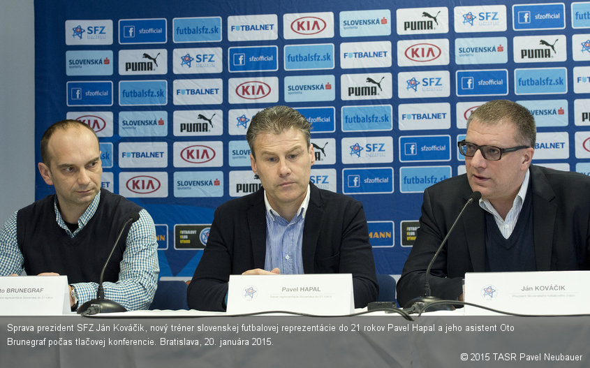 Sprava prezident SFZ Ján Kováčik, nový tréner slovenskej futbalovej reprezentácie do 21 rokov Pavel Hapal a jeho asistent Oto Brunegraf počas tlačovej konferencie. Bratislava, 20. januára 2015.