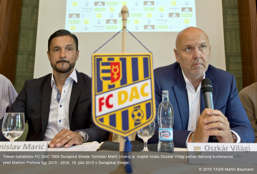 Tréner futbalistov FC DAC 1904 Dunajská Streda Tomislav Marič (vľavo) a  majiteľ klubu Oszkár Vílági počas tlačovej konferencie pred štartom Fortuna ligy 2015 - 2016, 15. júla 2015 v Dunajskej Strede.